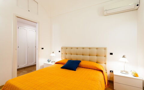 Casa Dorothea 3: Cama, Diseño De Interiores, Habitación, Mueble, Madera, Sábana, Suelo, Piso, Lecho, Techo