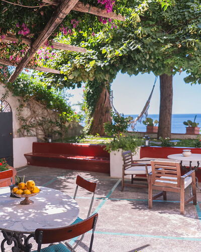 Casa Giardino: Mueble, Mesa, Mar, Maceta, Silla, Mueble Para Exteriores, Mesa Al Aire Libre, Sombra, Costa