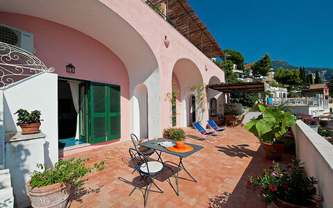 Positano View: Balcón, Departamento, Maceta, Hacienda, Planta De Casa, Porche, Villa, Hotel, Escalera