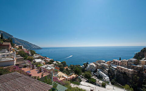 Positano View: Azul, Cuerpo De Agua, Costa, Mar, Horizonte, Costeras Y Los Accidentes Geográficos Oceánico, Verano, Barrio Residencial, Asentamientos Humanos, Oceano