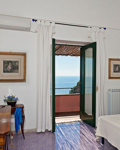 Positano View: Suelo, Mueble, Piso, Diseño De Interiores, Habitación, Marco, Mar, Oceano, Cama, Manchas De Madera