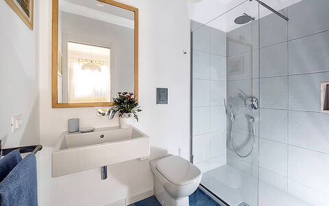 Casa Riccio: Baño, Diseño De Interiores, Arreglo De Tubería, Piso, Suelo, Grifo, Lavabo, Lavabo Del Baño, Espejo, Plomería