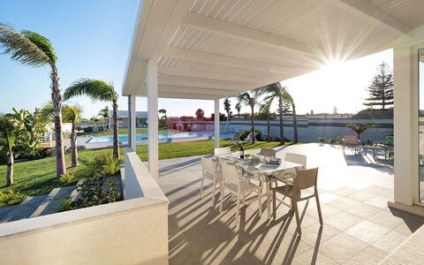 Casa Sunshine: Arquitectura, Sombra, Suelo, Piso, Barrio Residencial, Recurso, Casa, Eco Hotel, Inmuebles, Porche