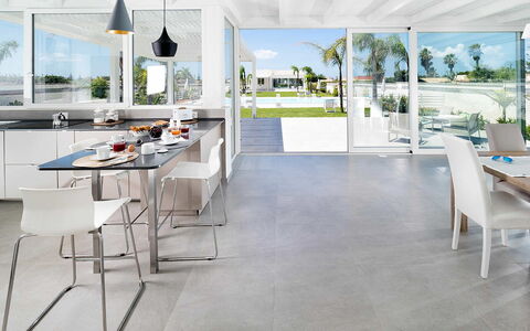 Casa Sunshine: Mueble, Piso, Diseño De Interiores, Suelo, Silla, Cocina Y Comedor Mesa, Mesa, Loseta, Techo, Cocina