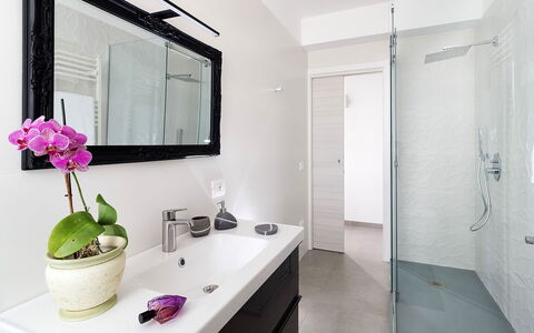 Casa Sunshine: Baño, Diseño De Interiores, Arreglo De Tubería, Piso, Espejo, Suelo, Lavabo Del Baño, Mueble De Baño, Grifo, Lavabo