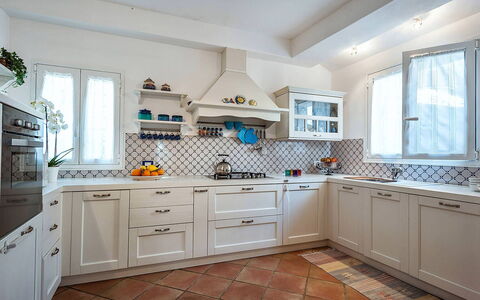 Casa Tika: Cocina, Diseño De Interiores, Mostrador, Piso, Gabinetes, Mueble, Suelo, Casa, Electrodoméstico, Aparato De Cocina