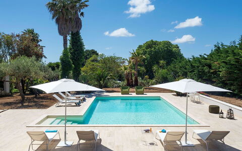 Green Villa: Piscina, Mueble Para Exteriores, Paraguas, Recurso, Sunlounger, Mueble, Silla, Eco Hotel, Sombra, Material Compuesto