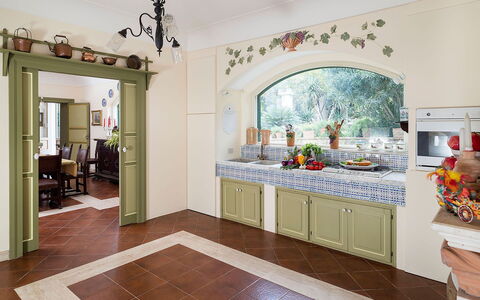 Green Villa: Mueble, Diseño De Interiores, Piso, Madera, Cocina, Suelo, Casa, Techo, Encendiendo, Mesa