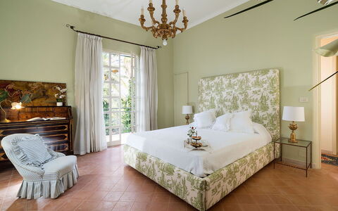 Green Villa: Mueble, Diseño De Interiores, Pared, Suelo, Piso, Cama, Habitación, Habitación, Textil, Encendiendo