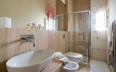 Green Villa: Baño, Diseño De Interiores, Piso, Arreglo De Tubería, Lavabo Del Baño, Suelo, Pared, Lavabo, Espejo, Grifo