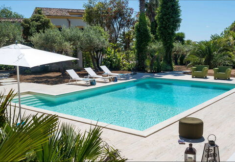 Green Villa: Piscina, Recurso, Mueble Para Exteriores, Eco Hotel, Material Compuesto, Sunlounger, Paraguas, Sombra, Ocio, Silla
