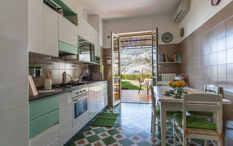 Il Giardino di Ravello: Cocina, Mueble, Aparato De Cocina, Diseño De Interiores, Piso, Electrodoméstico, Mostrador, Suelo, Electrodoméstico, Silla