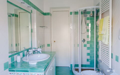 Il Giardino di Ravello: Diseño De Interiores, Piso, Suelo, Arreglo De Tubería, Baño, Lavabo Del Baño, Plomería, Grifo, Habitación, Techo