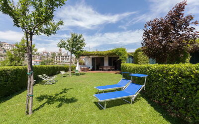 Il Giardino di Ravello: Arbusto, Jardín, Cobertura Del Suelo, Césped, Cobertura, Sombra, Piscina, Paisajismo, Yarda, Patio Interior