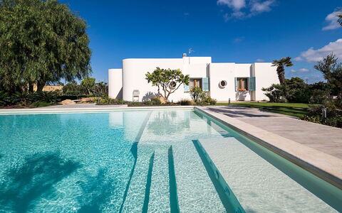 Salt Villa: Azul, Piscina, Recurso, Paisajismo, Inmuebles, Jardín, Eco Hotel, Sombra, Villa