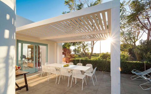 Salt Villa: Techo, Mueble Para Exteriores, Sombra, Estructura Al Aire Libre, Pérgola, Porche, Jardín, Patio, Silla, Eco Hotel