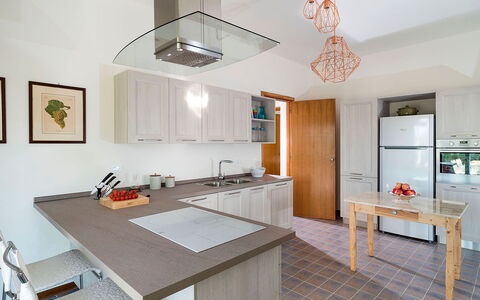 Salt Villa: Mueble, Cocina, Mostrador, Aparato De Cocina, Diseño De Interiores, Gabinetes, Piso, Suelo, Madera, Lámpara