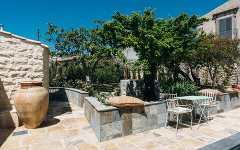 Villa Acreide: Maceta, Losa, Mueble Para Exteriores, Jardín, Sombra, Hormigón, Planta De Casa, Silla, Paisajismo, Patio