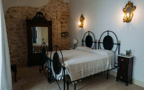 Villa Acreide: Mueble, Suelo, Habitación, Cama, Lecho, Marco De La Cama, Lámpara, Lámpara, Linos, Sábana