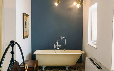 Villa Acreide: Pared, Arreglo De Tubería, Diseño De Interiores, Baño, Piso, Encendiendo, Lámpara, Plomería, Suelo, Grifo
