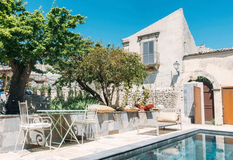 Villa Acreide: Pared, Maceta, Mueble Para Exteriores, Losa, Hormigón, Planta De Casa, Patio, Silla, Piscina, Villa