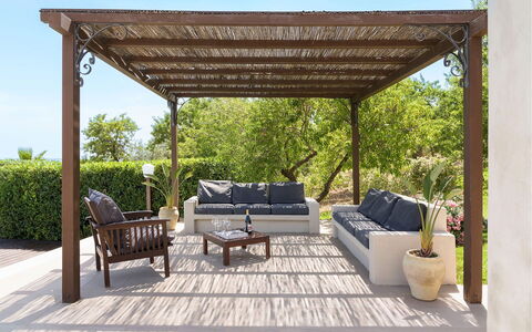 Villa Almond: Madera, Mueble, Mueble Para Exteriores, Mesa Al Aire Libre, Kiosko, Patio, Pérgola, Pabellón, Estructura Al Aire Libre, Jardín