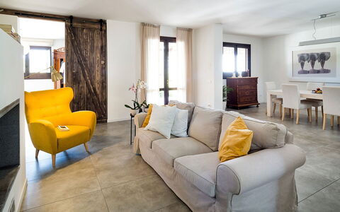 Villa Almond: Mueble, Diseño De Interiores, Piso, Pared, Sofá, Suelo, Madera, Habitación, Mesa, Sala
