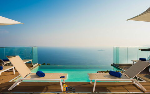 Villa Amanda: Azul, Mueble, Mueble Para Exteriores, Recurso, Silla, Piscina, Mar, Sombra, Balcón, Eco Hotel