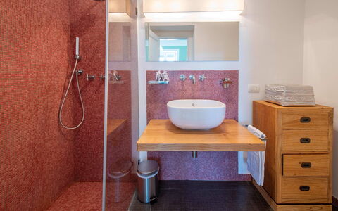 Casa Mariavittoria: Baño, Lavabo Del Baño, Arreglo De Tubería, Piso, Diseño De Interiores, Pared, Suelo, Espejo, Lavabo, Grifo
