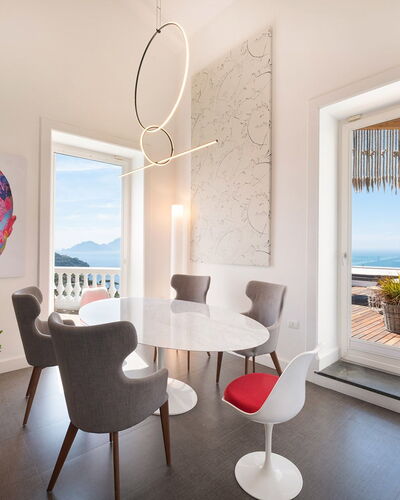 Casa Mariavittoria: Mueble, Diseño De Interiores, Piso, Mesa, Suelo, Silla, Habitación, Techo, Mar, Casa