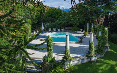 Villa Camilla: Piscina, Sombra, Jardín, Mueble Para Exteriores, Paisajismo, Recurso, Hojas Perennes, Eco Hotel, Paraguas