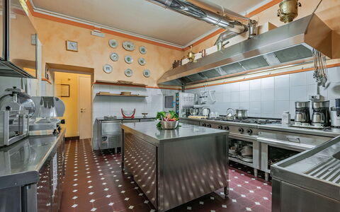 Villa Camilla: Cocina, Mostrador, Diseño De Interiores, Encendiendo, Aparato De Cocina, Techo, Piso, Estufa De Cocina, Mueble, Electrodoméstico