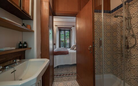 Villa Camilla: Suelo, Madera, Piso, Diseño De Interiores, Marrón, Baño, Arreglo De Tubería, Techo, Habitación, Casa