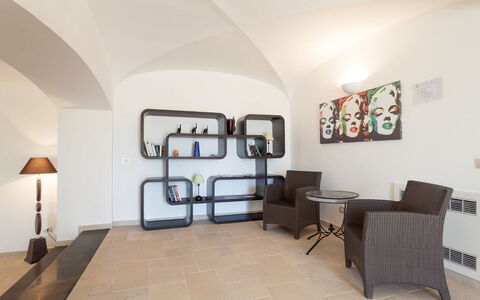 Villa Castore: Diseño De Interiores, Mueble, Piso, Suelo, Encendiendo, Techo, Departamento, Habitación, Sala, Silla