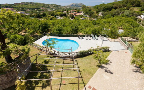 Villa Castore: Piscina, Mueble Para Exteriores, Sombra, Recurso, Paisajismo, Paraguas, Eco Hotel, Ciudad De Vacaciones, Centro De Ocio, Hotel