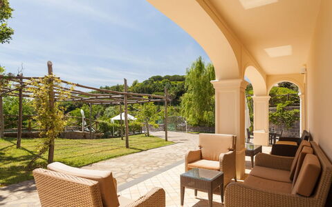 Villa Castore: Mueble Para Exteriores, Sombra, Silla, Eco Hotel, Balcón, Porche, Estructura Al Aire Libre, Villa, Hacienda, Mesa Al Aire Libre
