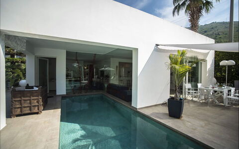 Villa Corallo: Casa, Arquitectura, Suelo, Sombra, Piscina, Silla, Recurso, Eco Hotel, Planta De Casa