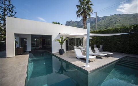 Villa Corallo: Piscina, Sombra, Mueble Para Exteriores, Eco Hotel, Diseño, Planta De Casa, Silla, Villa, Recurso
