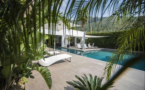 Villa Corallo: Piscina, Mueble Para Exteriores, Recurso, Sunlounger, Sombra, Eco Hotel, Paisajismo, Inmuebles