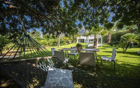 Villa Corallo: Árbol, Hierba, Arbusto, Jardín, Paisaje, El Terreno Del Lote, Césped, Sombra, Paisajismo