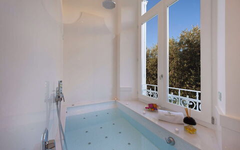 Villa Correale: Arreglo De Tubería, Diseño De Interiores, Bañera, Plomería, Departamento, Grifo, Baño, Hotel, Diseño, Moldura
