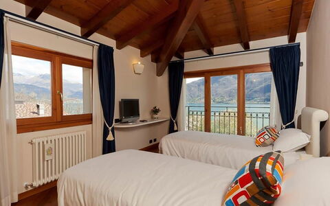 Villa Cremia: Diseño De Interiores, Mueble, Techo, Manchas De Madera, Lámpara, Marco, Madera Dura, Lámpara, Balcón, Hotel