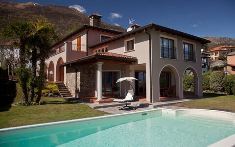 Villa Cremia: Casa, Casa, Barrio Residencial, Arquitectura, Puerta, Techo, Balcón, Inmuebles, Hacienda, Villa