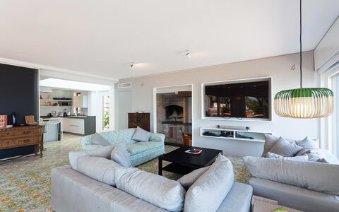 Villa Davide: Mueble, Diseño De Interiores, Sofá, Piso, Suelo, Pared, Sala, Habitación, Techo, Madera