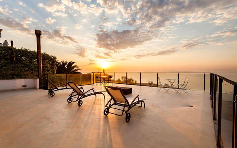 Villa Davide: Oscuridad, Mar, Oceano, Balcón, Recurso, Puesta De Sol, Silla, Costa, Suelos De Madera