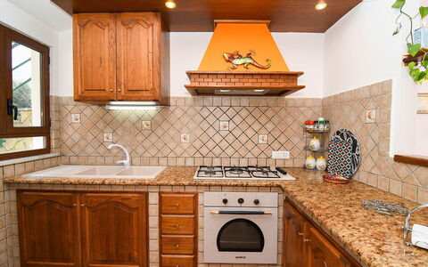 Villa del Mare: Cocina, Mostrador, Diseño De Interiores, Piso, Madera, Gabinetes, Electrodoméstico, Estufa De Cocina, Aparato De Cocina, Suelo