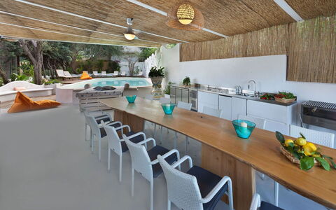 Villa delle Sirene: Mueble, Diseño De Interiores, Techo, Silla, Mesa, Mostrador, Recurso, Planta De Casa, Cocina Y Comedor Mesa, Cocina