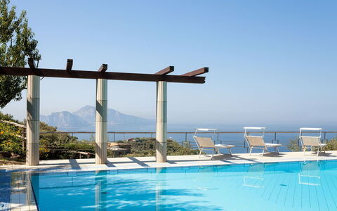 Villa Felicia: Piscina, Recurso, Mueble Para Exteriores, Eco Hotel, Sombra, Ocio, Sunlounger, Silla, Ciudad De Vacaciones, Paraguas