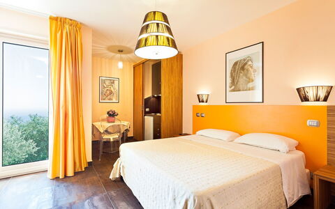 Villa Felicia: Diseño De Interiores, Mueble, Casa, Suelo, Departamento, Cama, Habitación, Habitación, Techo, Sábana