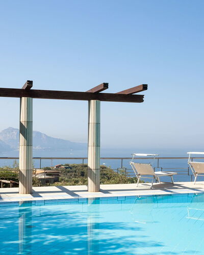 Villa Felicia: Piscina, Recurso, Mueble Para Exteriores, Eco Hotel, Sombra, Ocio, Sunlounger, Silla, Ciudad De Vacaciones, Paraguas